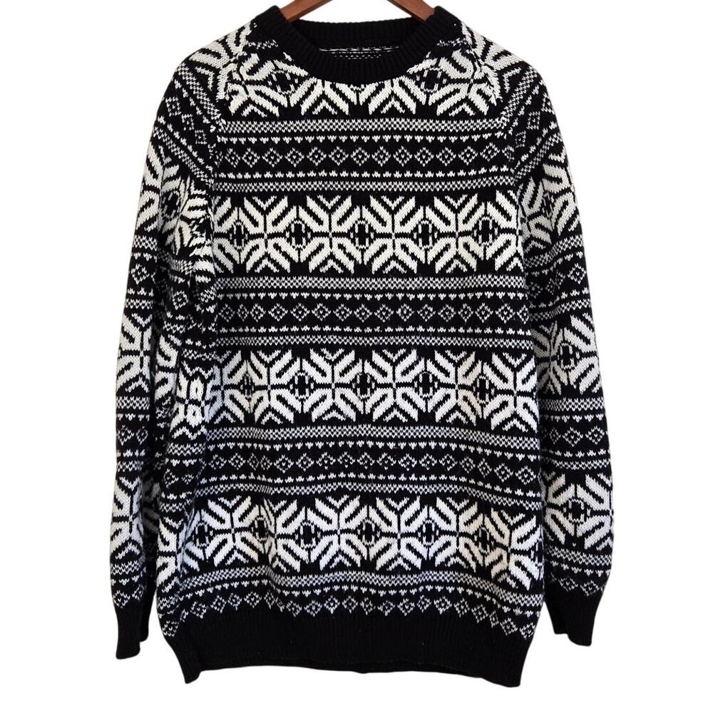 Vintage‑Style Nordiac Chalet Chic Black and White Snowflake Pattern Sweater M